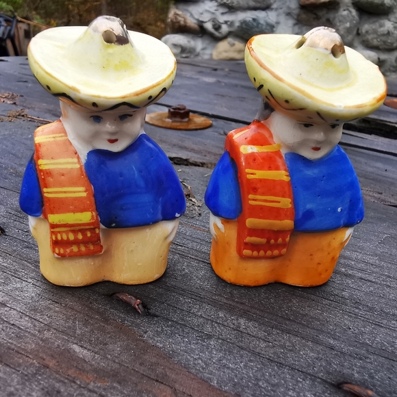 Vintage Ceramic Men in Sombreros Salt and Pepper Shakers - Picture 10 of 13